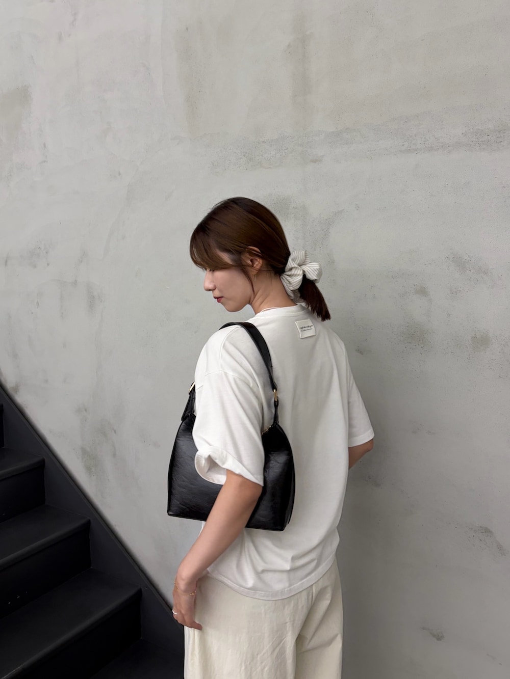 ホワイト系のTシャツ/カットソー、ホワイト系のその他パンツ、ブラック系のスリッポンを着用したレディースの夏コーディネートの3枚目の写真