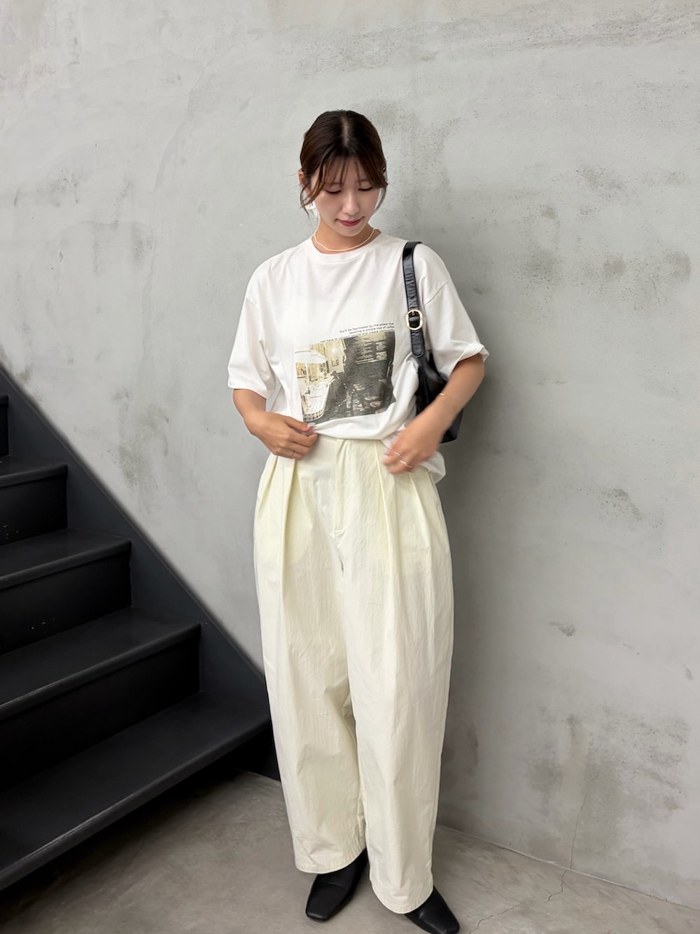 ホワイト系のTシャツ/カットソー、ホワイト系のその他パンツ、ブラック系のスリッポンを着用したレディースの夏コーディネートの2枚目の写真