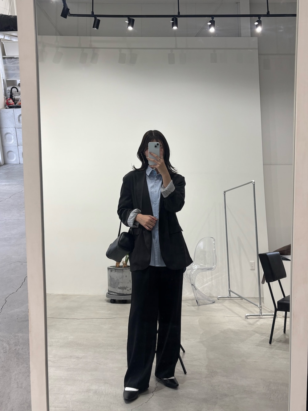 ブラック系のテーラードジャケット、ブルー系のシャツ/ブラウスを着用したレディースの冬コーディネートの2枚目の写真