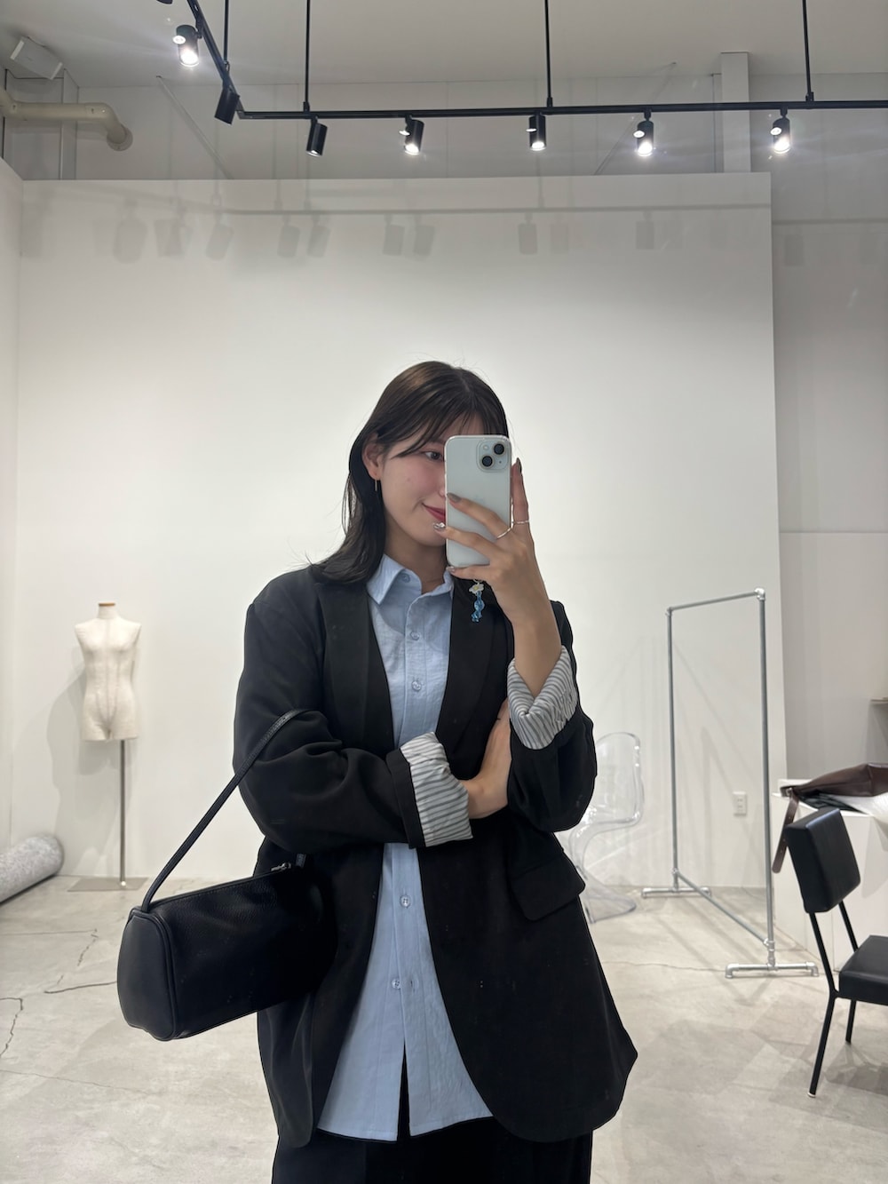 ブラック系のテーラードジャケット、ブルー系のシャツ/ブラウスを着用したレディースの冬コーディネートの3枚目の写真