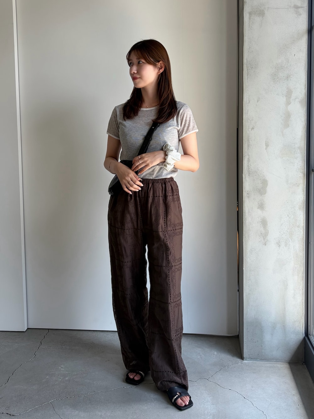 グレー系のTシャツ/カットソー、ブラウン系のその他パンツ、ブラック系のサンダルを着用したレディースの夏コーディネートの2枚目の写真