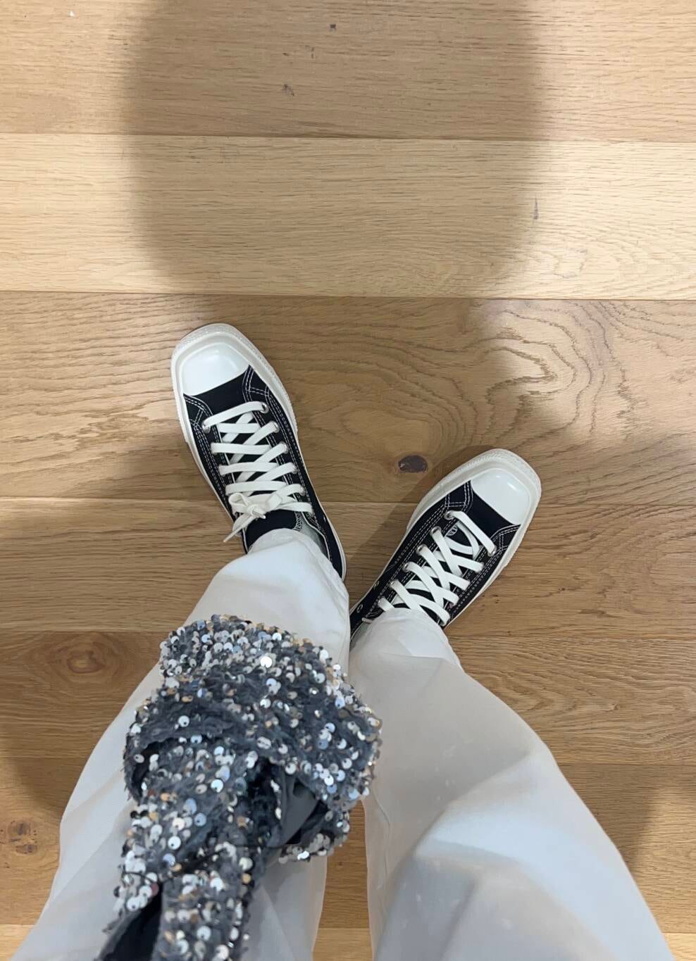 シルバー系のハンドバッグ、ブラック系のその他アウター、ホワイト系のデニムパンツを着用したレディースの夏コーディネートの6枚目の写真