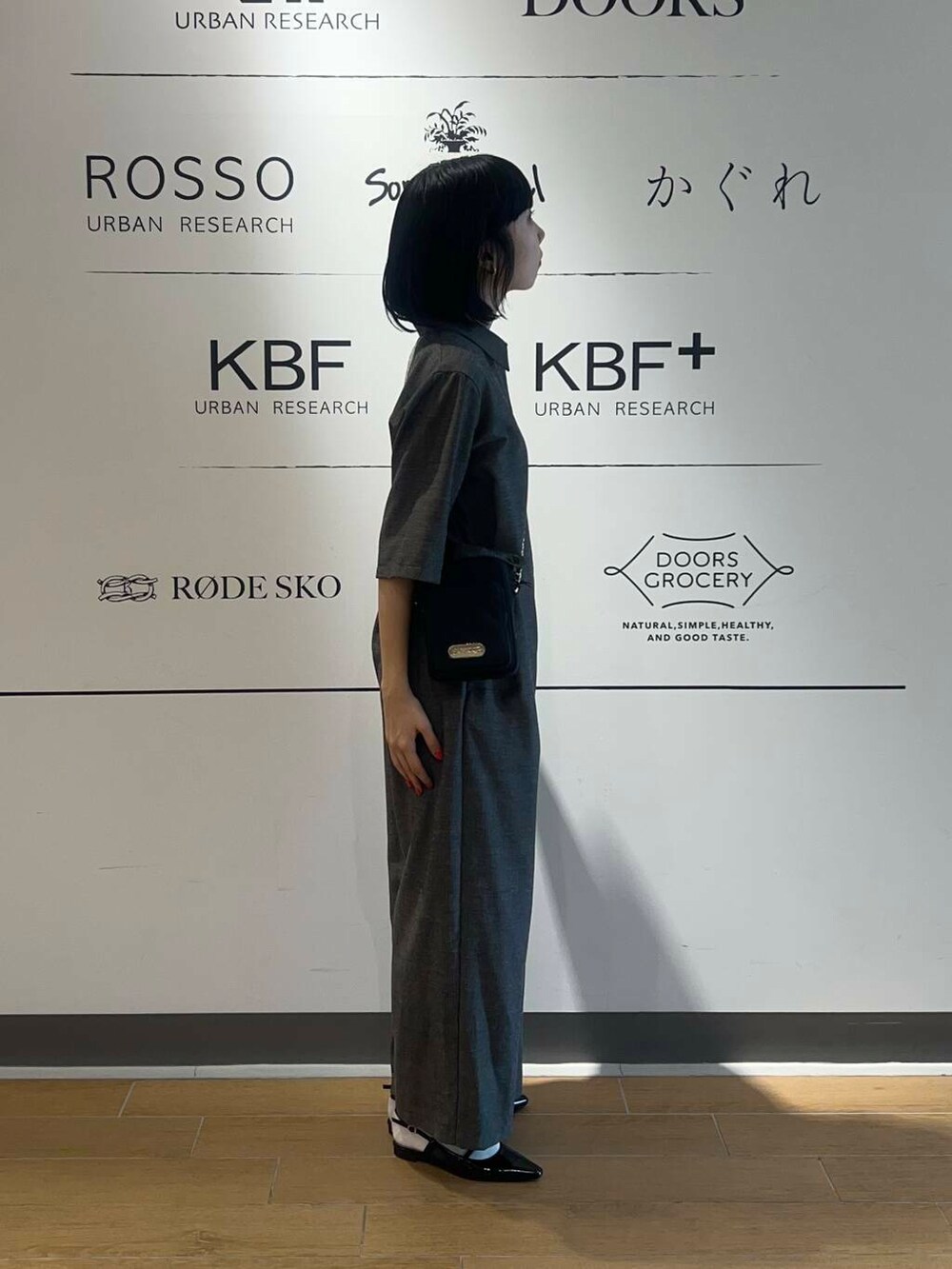 ブラック系のパンプス、ブラック系のショルダーバッグ、ブラック系のサロペット/オーバーオールを着用したレディースの夏コーディネートの2枚目の写真