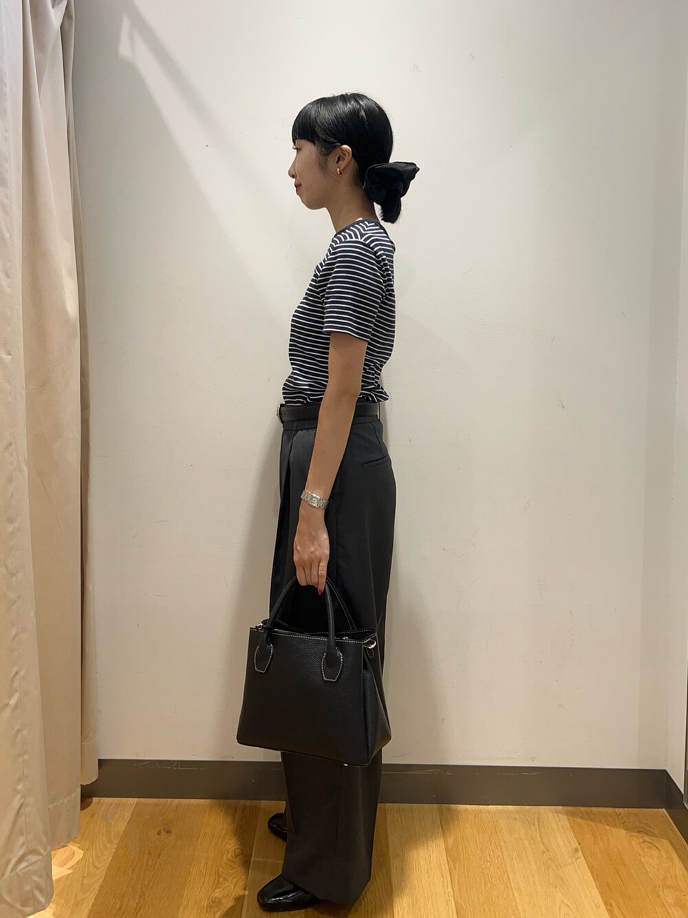 ホワイト系のTシャツ/カットソー、ブラック系のローファー、ブラック系のショルダーバッグを着用したレディースの夏コーディネートの2枚目の写真