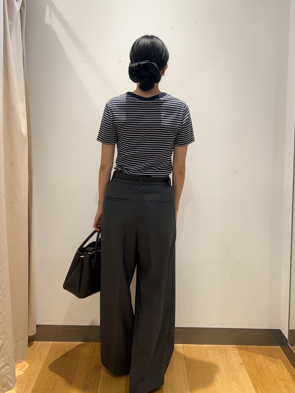 ホワイト系のTシャツ/カットソー、ブラック系のローファー、ブラック系のショルダーバッグを着用したレディースの夏コーディネートの3枚目の写真