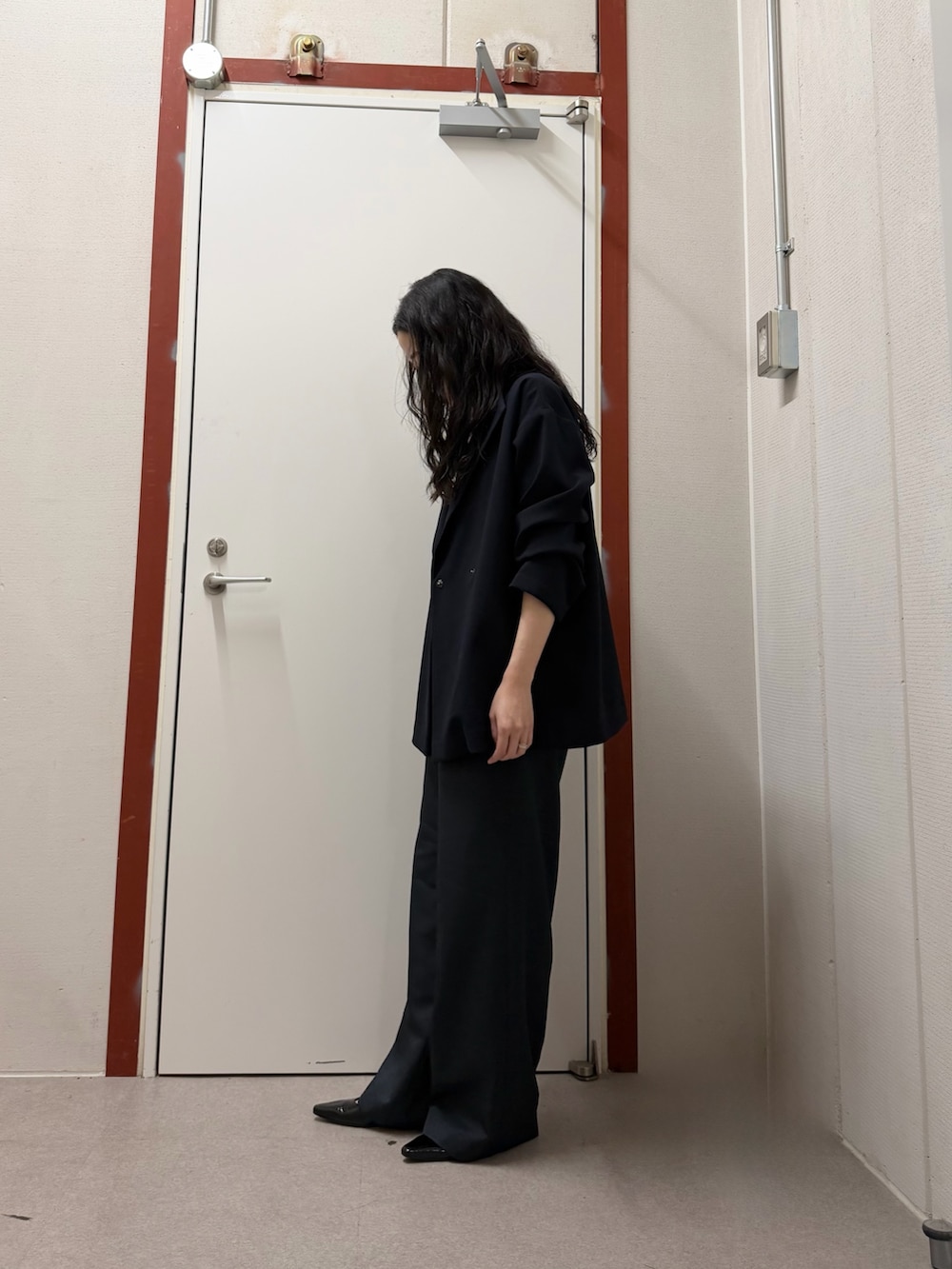 ブルー系のその他アウター、ホワイト系のTシャツ/カットソー、ブルー系のその他パンツを着用したレディースの冬コーディネートの2枚目の写真