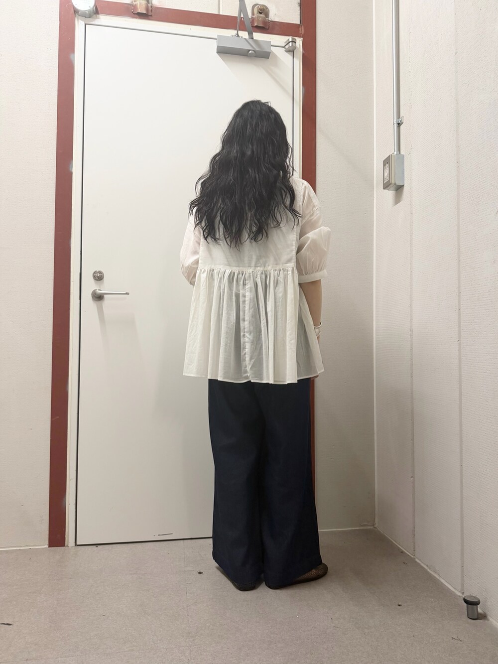 ホワイト系のシャツ/ブラウス、ブルー系のデニムパンツ、ブラック系のバレエシューズを着用したレディースの夏コーディネートの2枚目の写真
