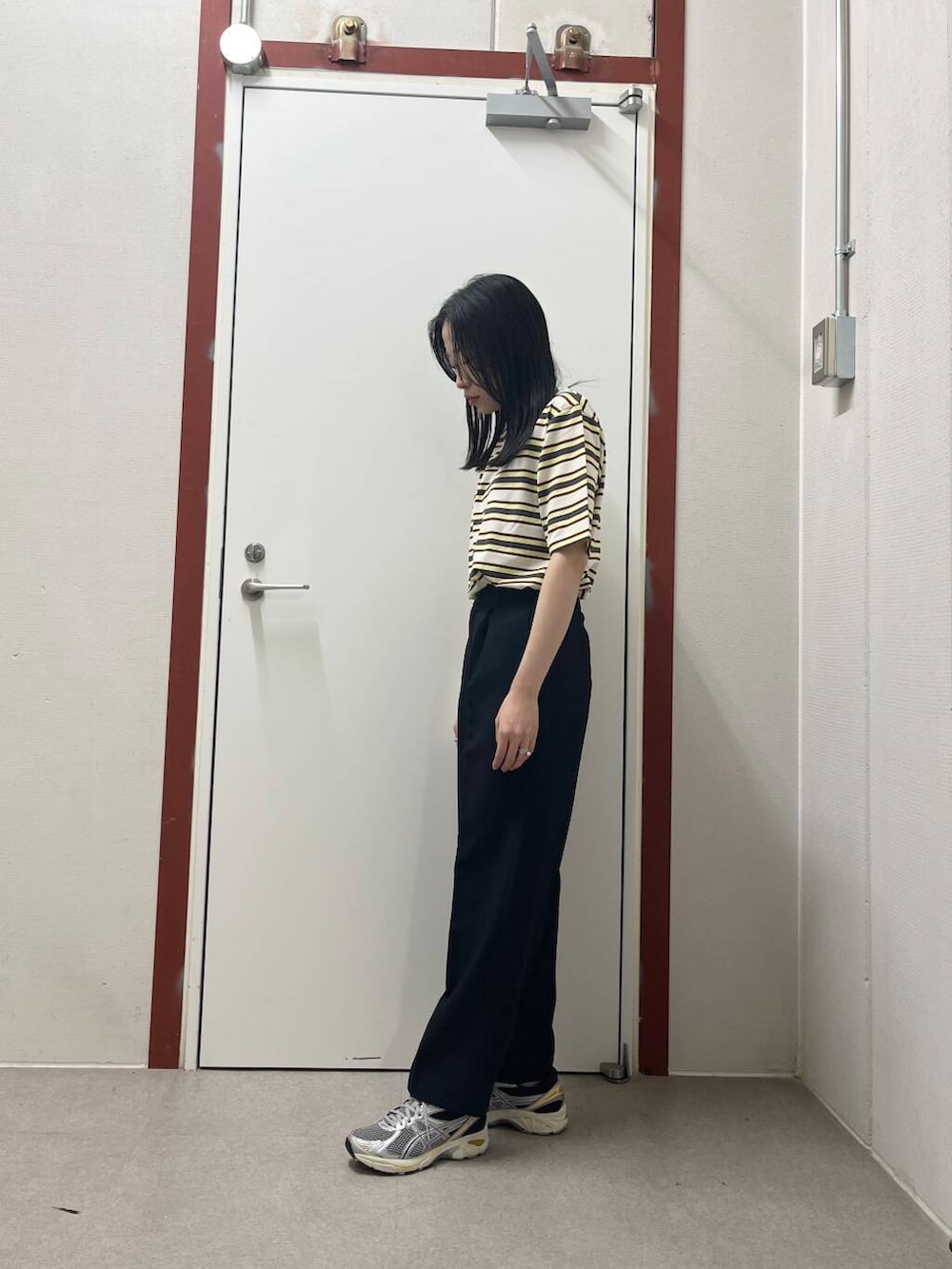 ブルー系のその他パンツ、ホワイト系のTシャツ/カットソーを着用したレディースの夏コーディネートの2枚目の写真