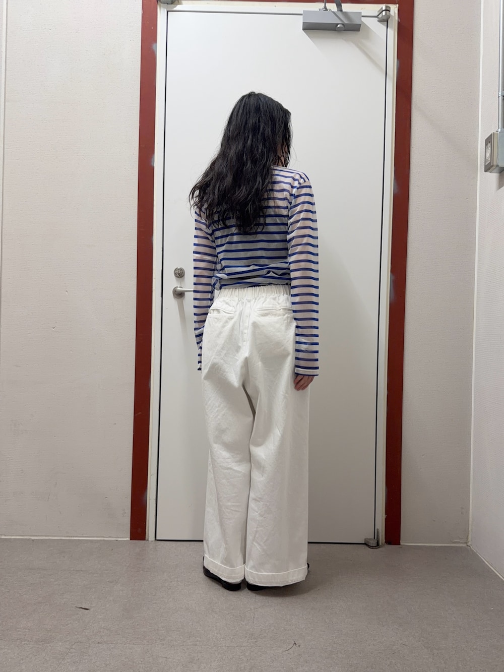 ホワイト系のその他パンツを着用したレディースの春コーディネートの3枚目の写真