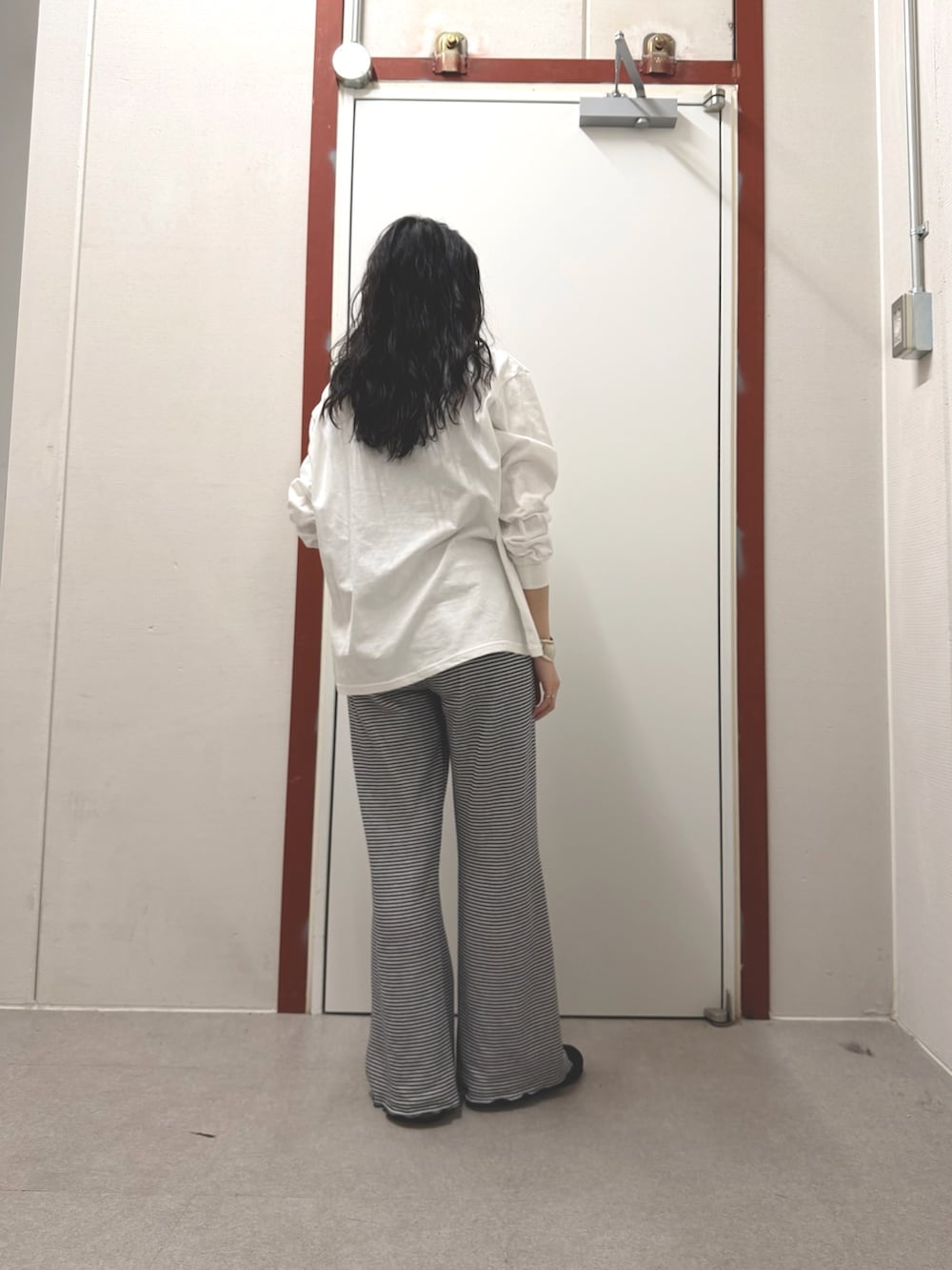 ブルー系のその他パンツ、ホワイト系のTシャツ/カットソーを着用したレディースの冬コーディネートの3枚目の写真