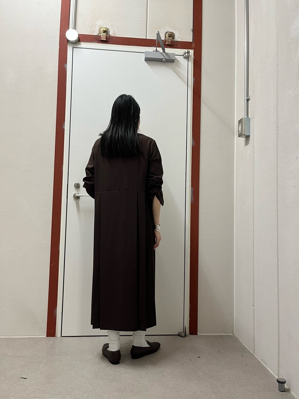 ブラウン系のワンピースを着用したレディースの秋コーディネートの3枚目の写真