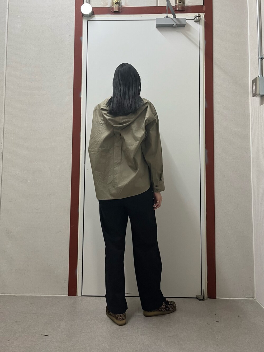 ベージュ系のシャツ/ブラウス、ブラック系のその他パンツを着用したレディースの秋コーディネートの3枚目の写真