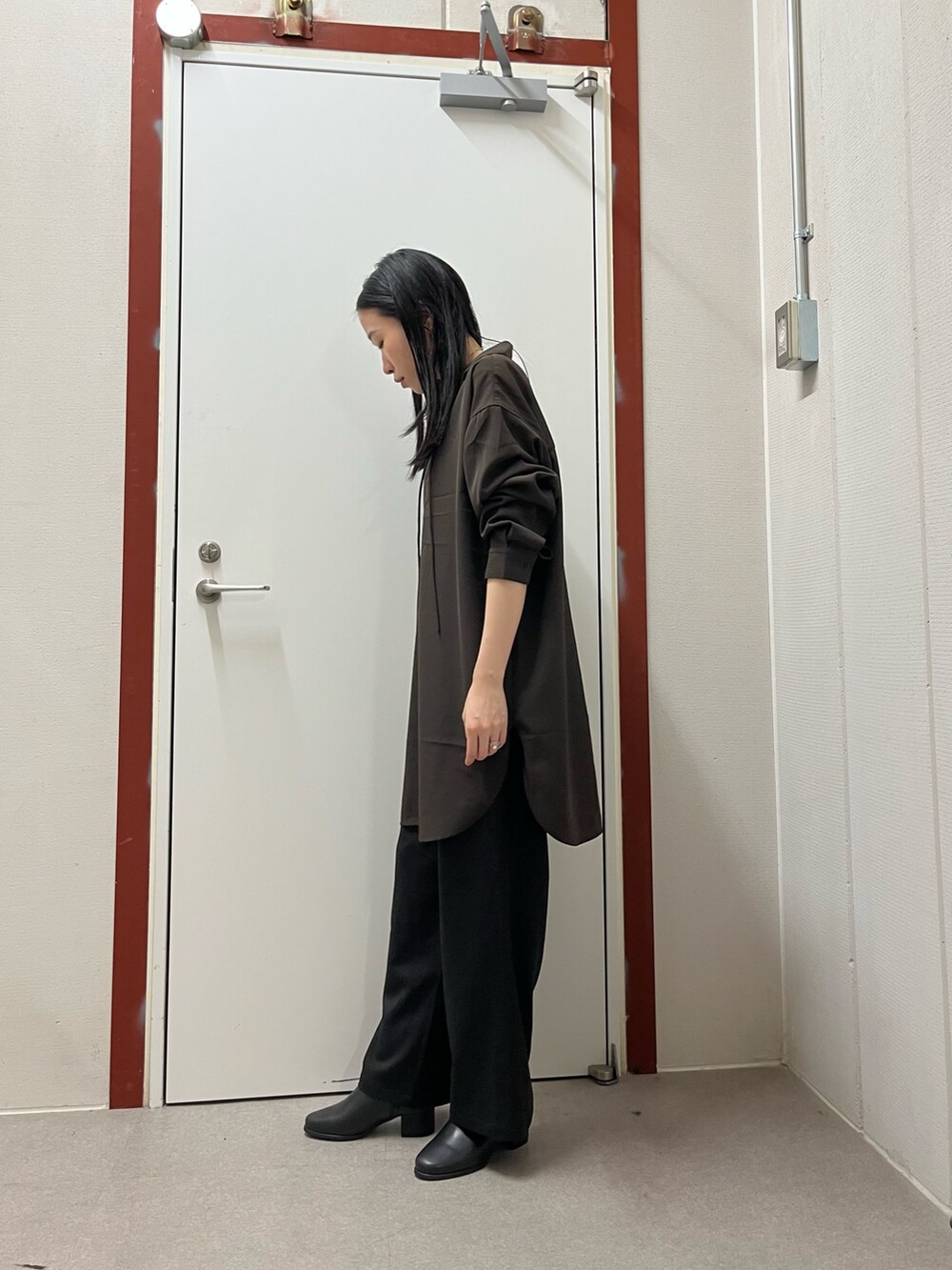 ブラウン系のシャツ/ブラウス、ホワイト系のTシャツ/カットソー、ブラック系のその他パンツを着用したレディースの秋コーディネートの2枚目の写真