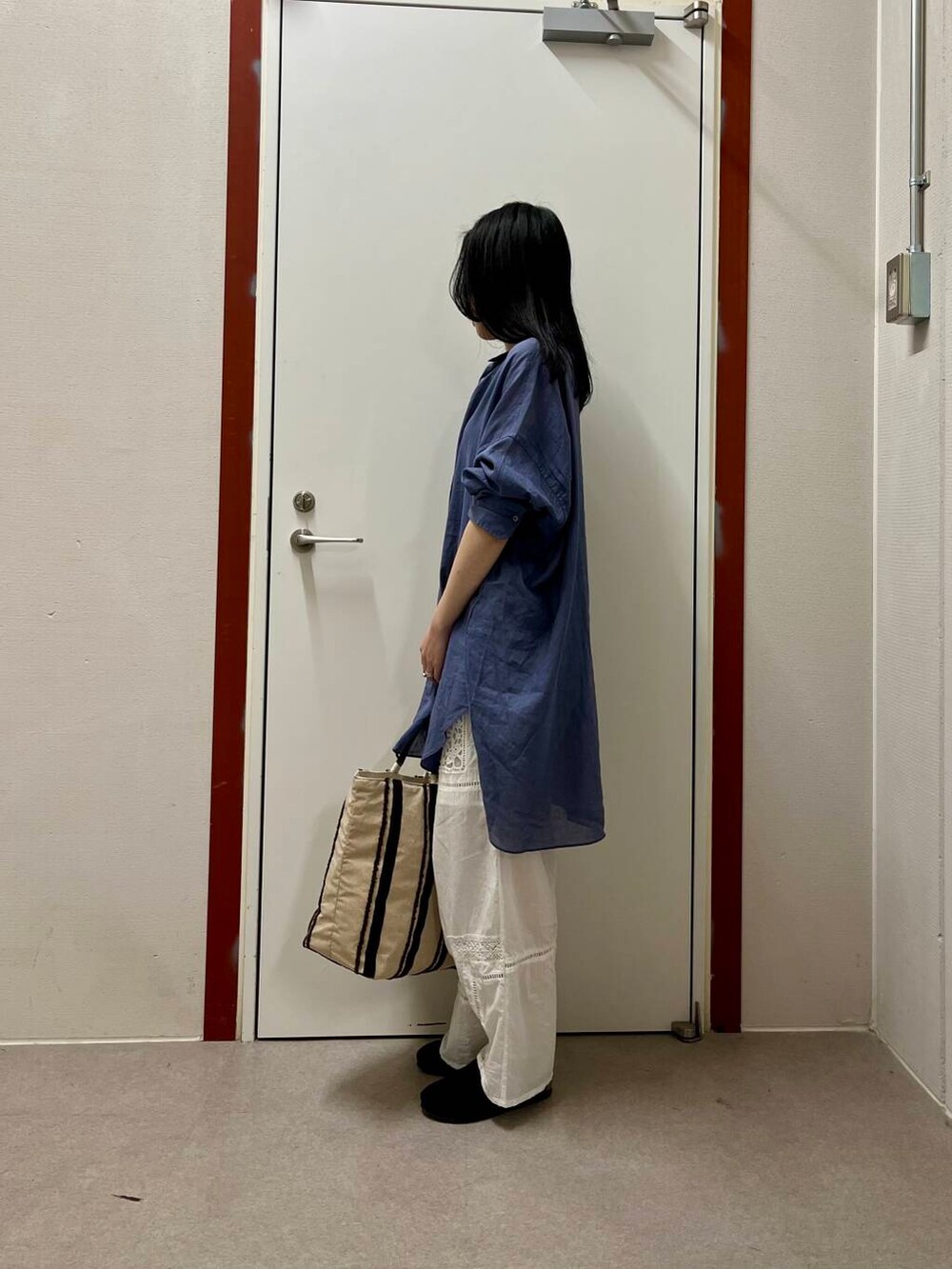 「newarrival、doors」｜「URBAN RESEARCH DOORSのラミーコットンビックシャツ（シャツ/ブラウス、ブルー系）」を使った、pyonさん（レディース・161cm）の春コーディネートの2枚目の写真