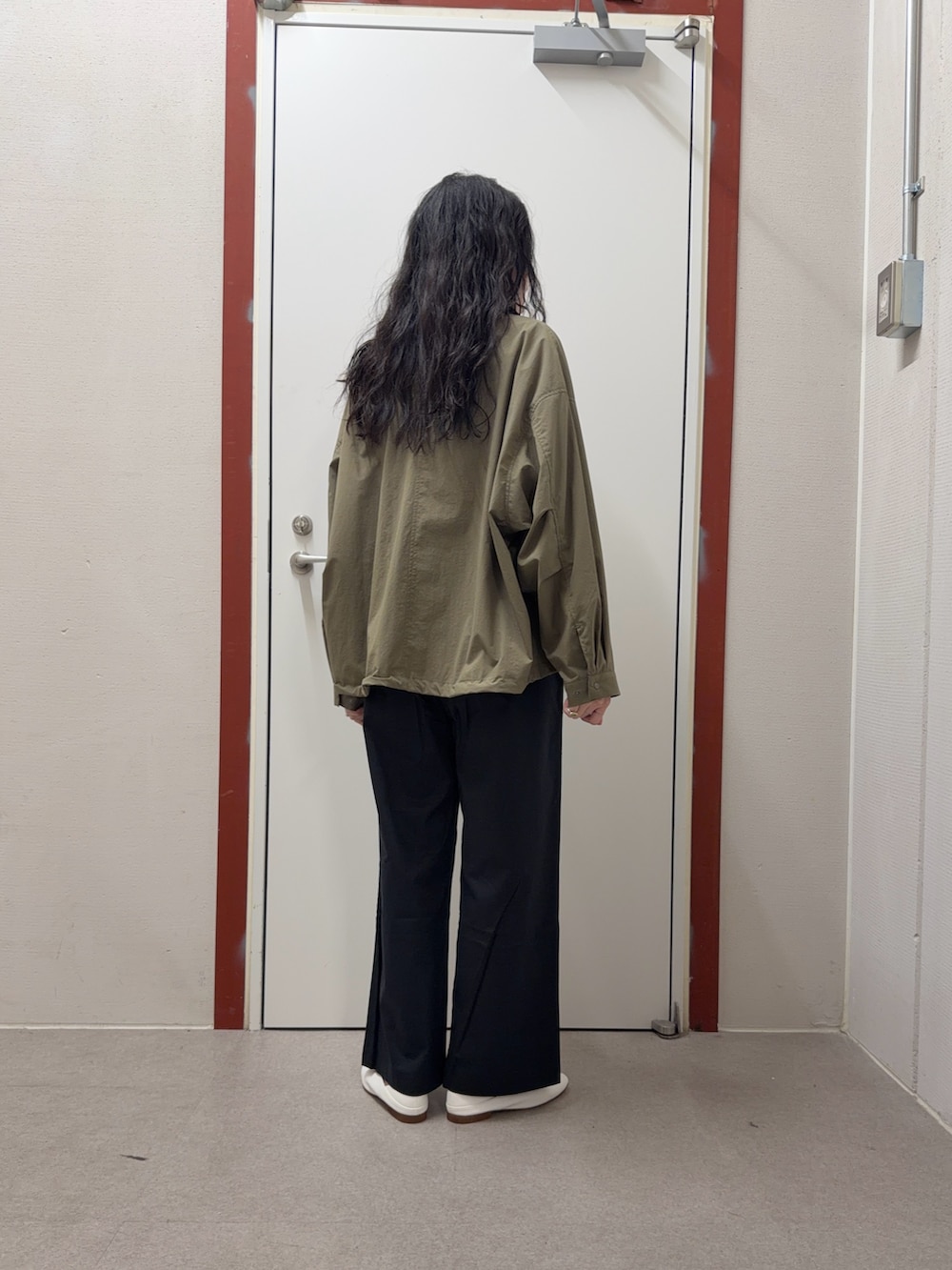 グリーン系のブルゾン、ホワイト系のTシャツ/カットソー、ブルー系のその他パンツを着用したレディースの春コーディネートの3枚目の写真