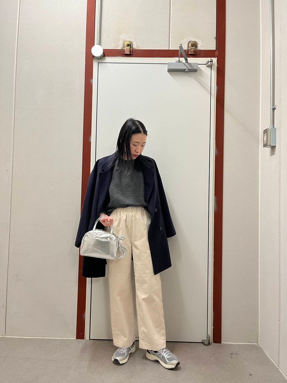 ブルー系のその他アウター、シルバー系のショルダーバッグ、ホワイト系のその他パンツを着用したレディースの冬コーディネートの2枚目の写真