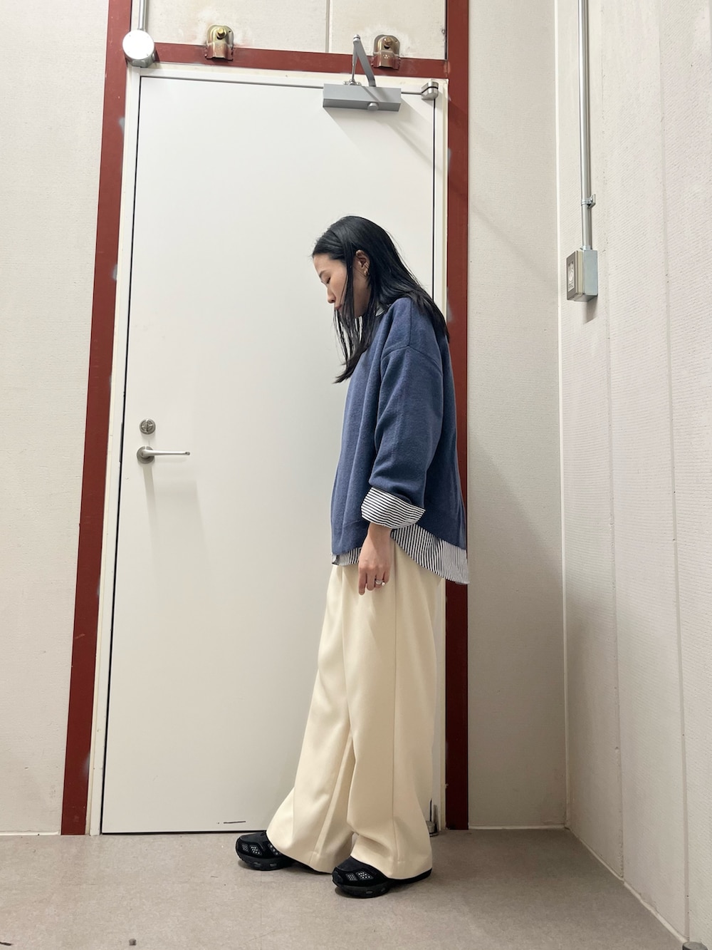 ブルー系のニット/セーター、その他のシャツ/ブラウス、ホワイト系のその他パンツを着用したレディースの秋コーディネートの2枚目の写真