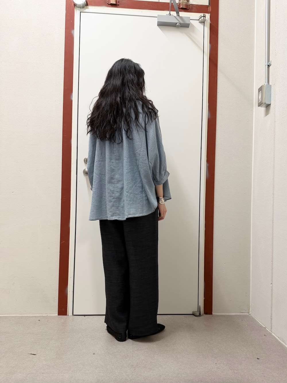 ブラック系のバレエシューズ、グレー系のその他パンツ、ブルー系のシャツ/ブラウスを着用したレディースの夏コーディネートの3枚目の写真