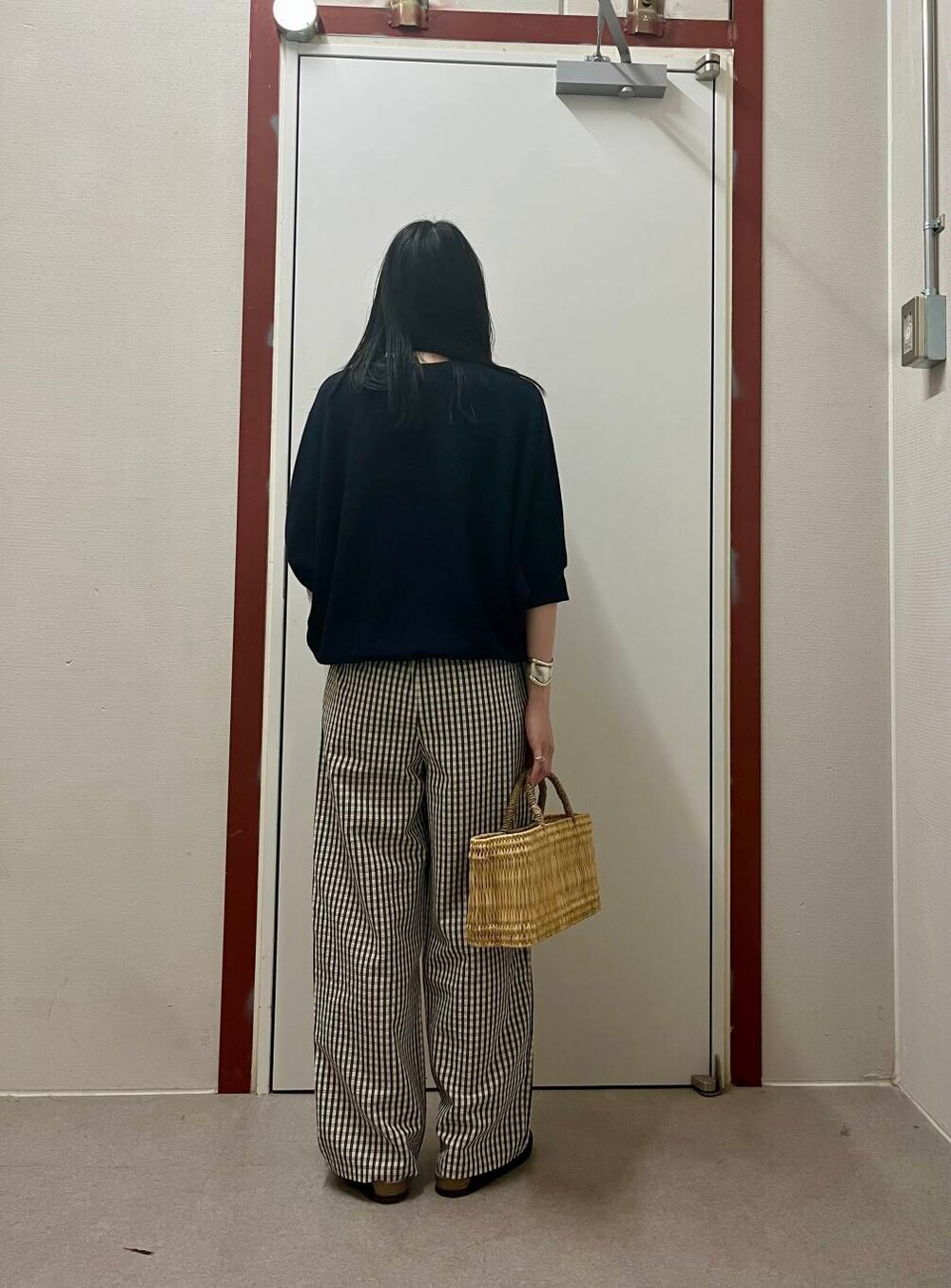 「newarrival、doors」｜「URBAN RESEARCH DOORSのチェックギャザーイージーパンツ（その他パンツ、ベージュ系）」を使った、pyonさん（レディース・161cm）の春コーディネートの3枚目の写真