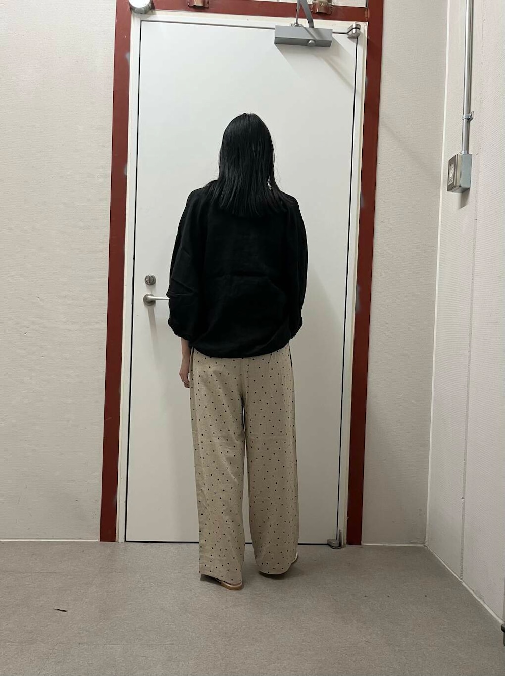 「リネン、doors、私が選ぶセールアイテム25ss」｜「URBAN RESEARCH DOORSのキャンバスコンビトングサンダル（サンダル、ブラック系）」を使った、pyonさん（レディース・161cm）の夏コーディネートの3枚目の写真