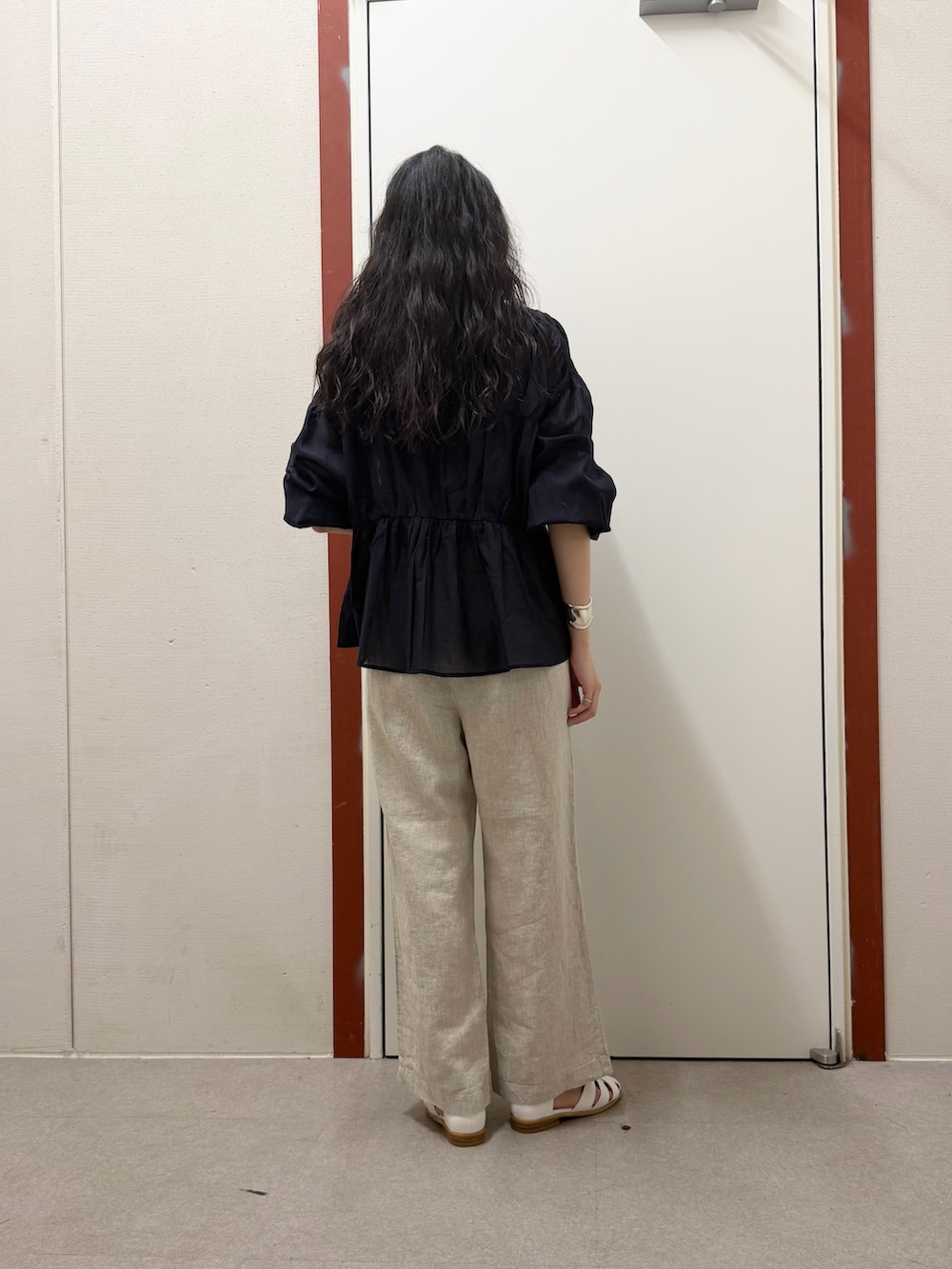 ブルー系のシャツ/ブラウス、ベージュ系のその他パンツ、ホワイト系のサンダルを着用したレディースの春コーディネートの3枚目の写真