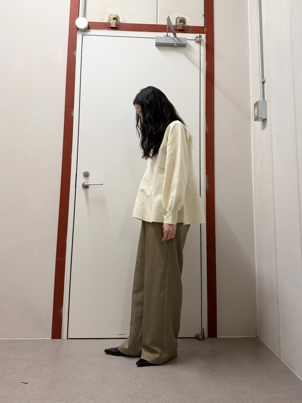 ホワイト系のニット/セーター、ベージュ系のその他パンツを着用したレディースの冬コーディネートの2枚目の写真