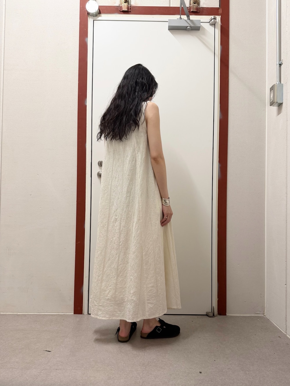 ベージュ系のワンピースを着用したレディースの春コーディネートの3枚目の写真