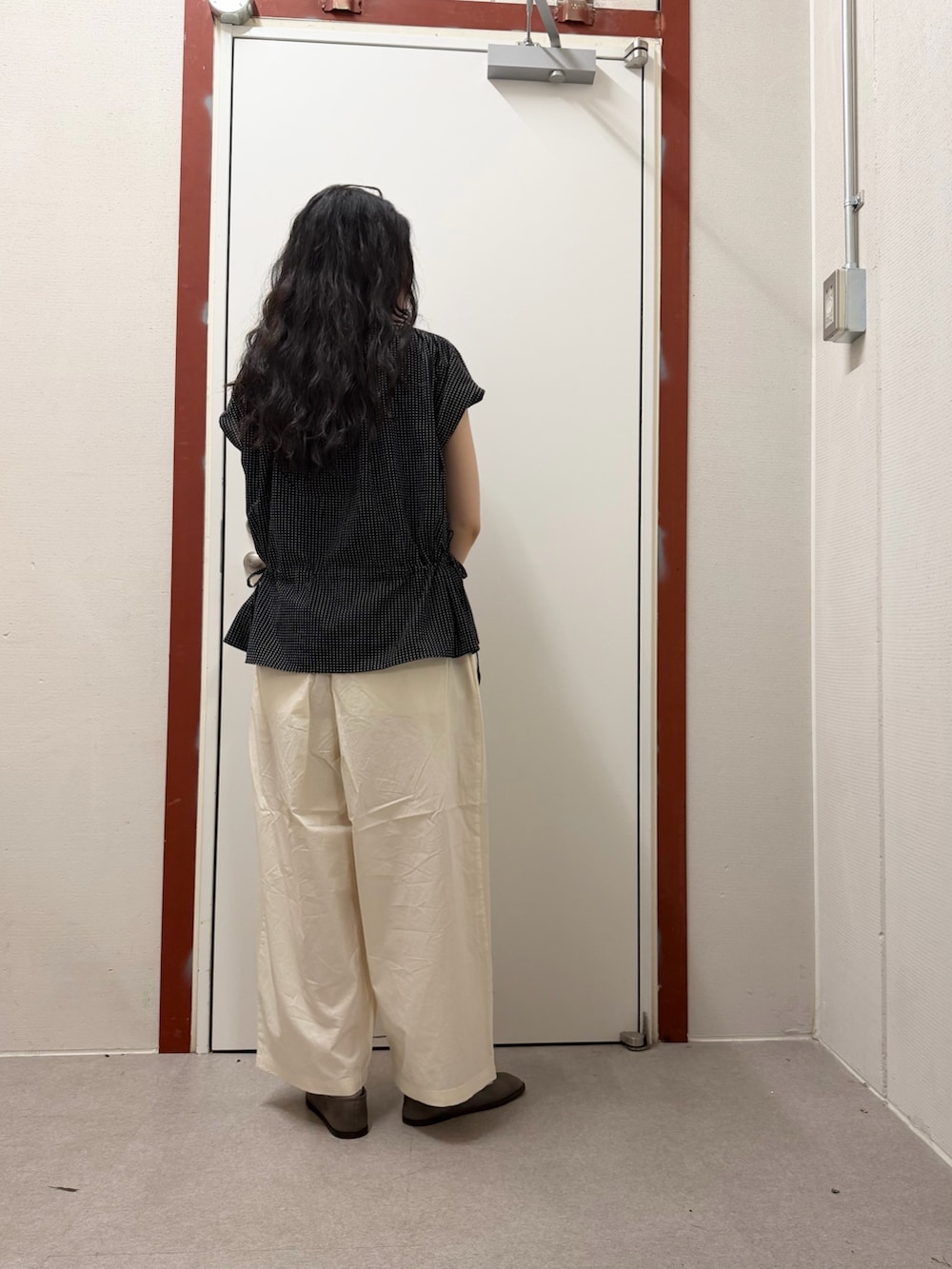 ホワイト系のその他パンツ、ブラック系のトップスを着用したレディースの夏コーディネートの3枚目の写真