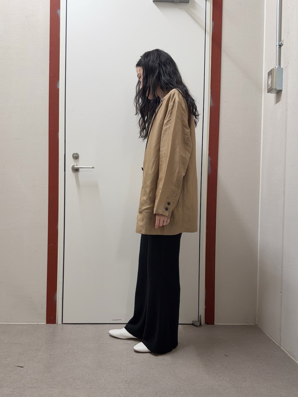 ベージュ系のその他アウター、ブラック系のその他パンツ、ホワイト系のその他シューズを着用したレディースの春コーディネートの2枚目の写真