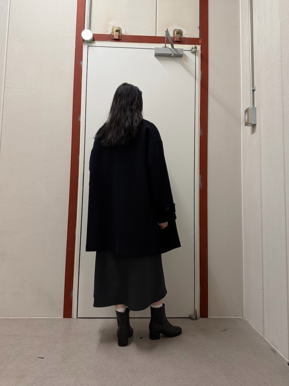 ブルー系のその他アウター、グレー系のワンピース、ブラウン系のニット/セーターを着用したレディースの秋コーディネートの3枚目の写真