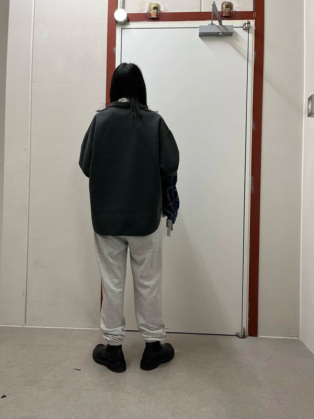 ホワイト系のショルダーバッグ、ホワイト系のTシャツ/カットソー、グレー系のTシャツ/カットソーを着用したレディースの秋コーディネートの4枚目の写真