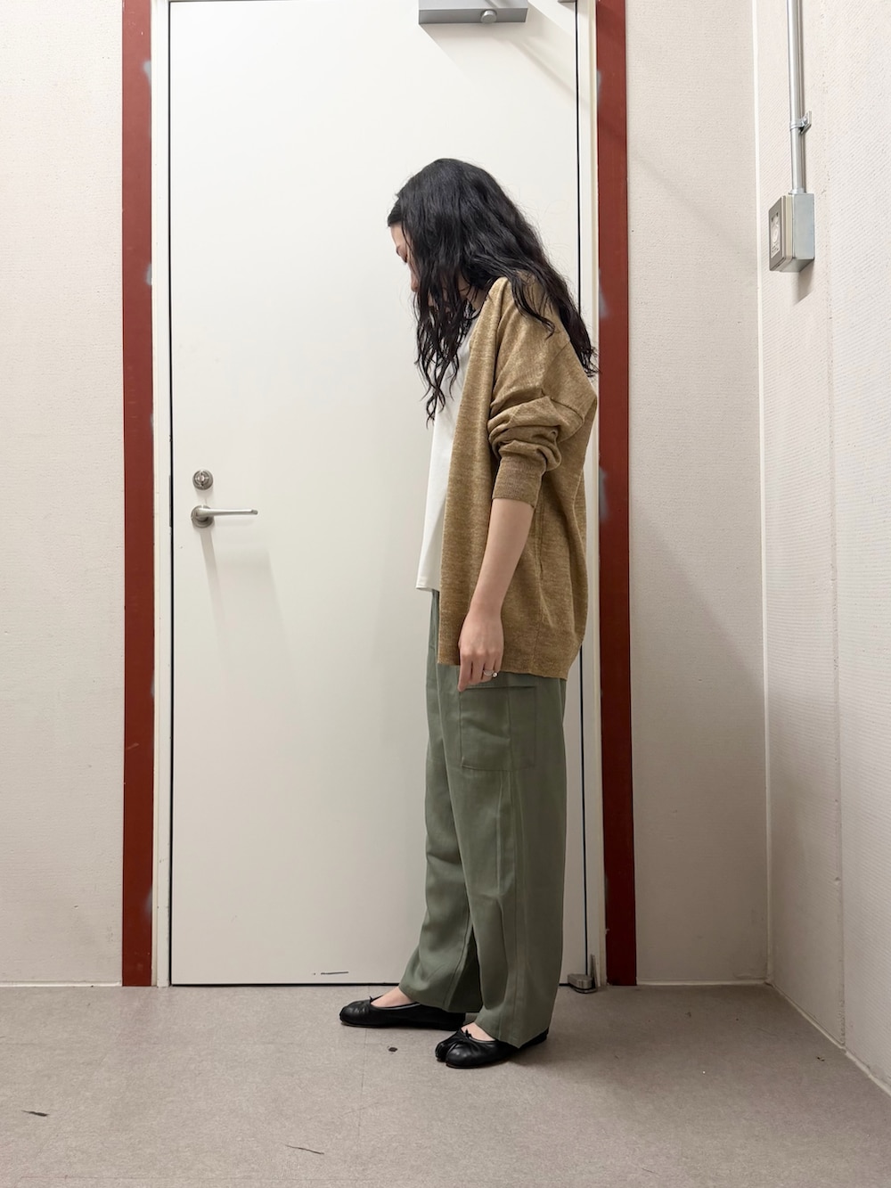 ベージュ系のカーディガン/ボレロ、グリーン系のその他パンツを着用したレディースの春コーディネートの2枚目の写真