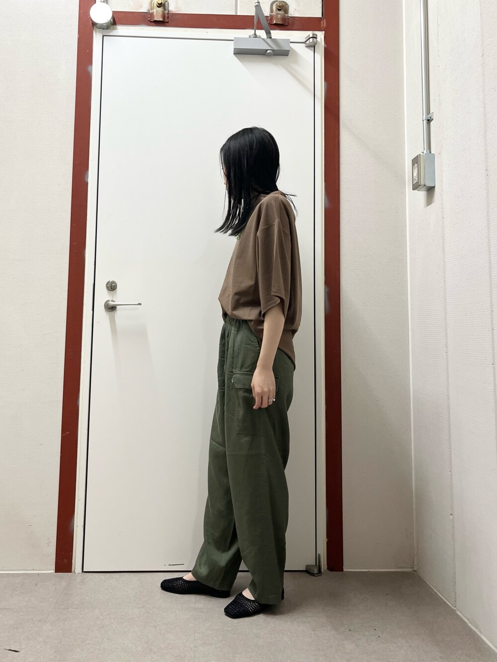 ブラウン系のTシャツ/カットソー、グリーン系のその他パンツを着用したレディースの夏コーディネートの2枚目の写真