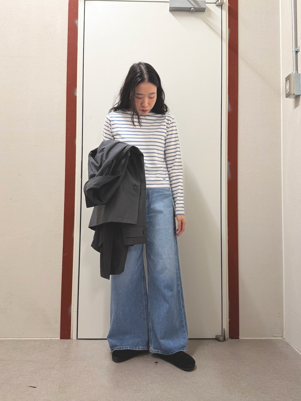 ブルー系のデニムパンツを着用したレディースの春コーディネートの4枚目の写真