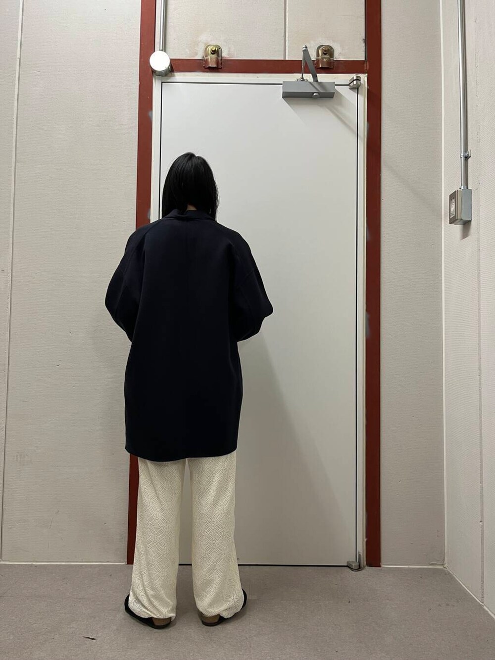 ブルー系のその他アウター、オレンジ系のニット/セーター、ブラック系のサンダルを着用したレディースの秋コーディネートの3枚目の写真