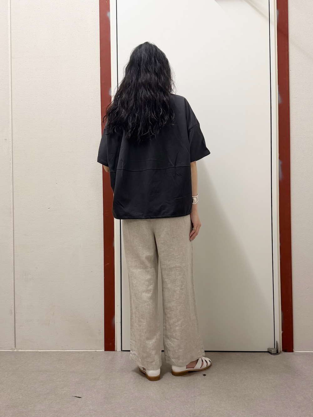 グレー系のTシャツ/カットソー、ベージュ系のその他パンツ、ホワイト系のサンダルを着用したレディースの春コーディネートの3枚目の写真