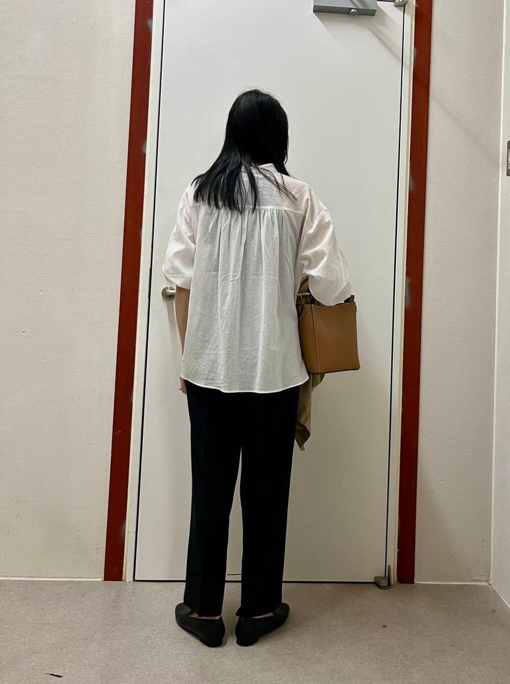 ホワイト系のシャツ/ブラウス、ベージュ系のその他アウター、ブラック系のその他パンツを着用したレディースの春コーディネートの4枚目の写真