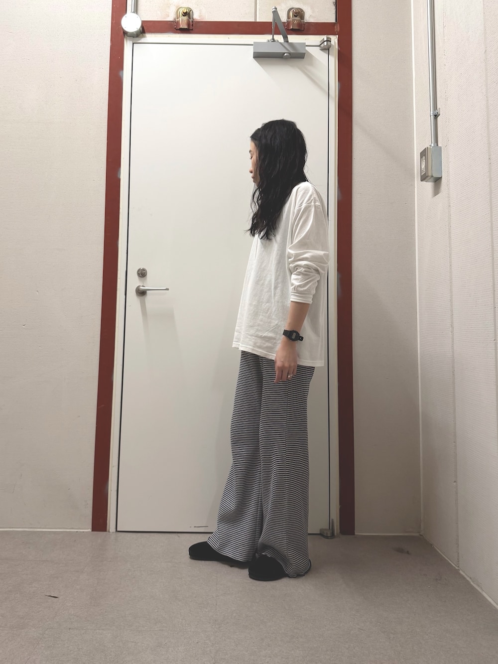 ブルー系のその他パンツ、ホワイト系のTシャツ/カットソーを着用したレディースの冬コーディネートの2枚目の写真