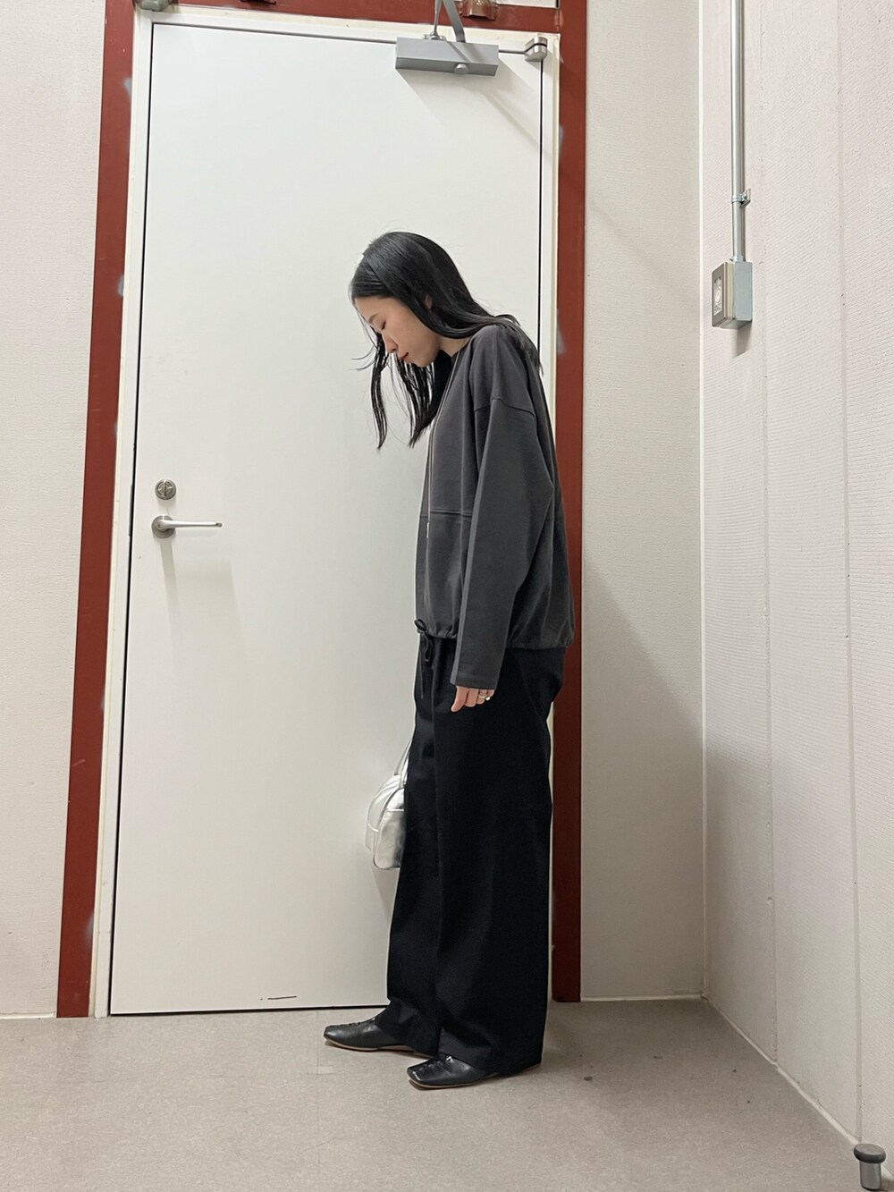 グレー系のTシャツ/カットソー、ブラック系のその他パンツを着用したレディースの秋コーディネートの2枚目の写真
