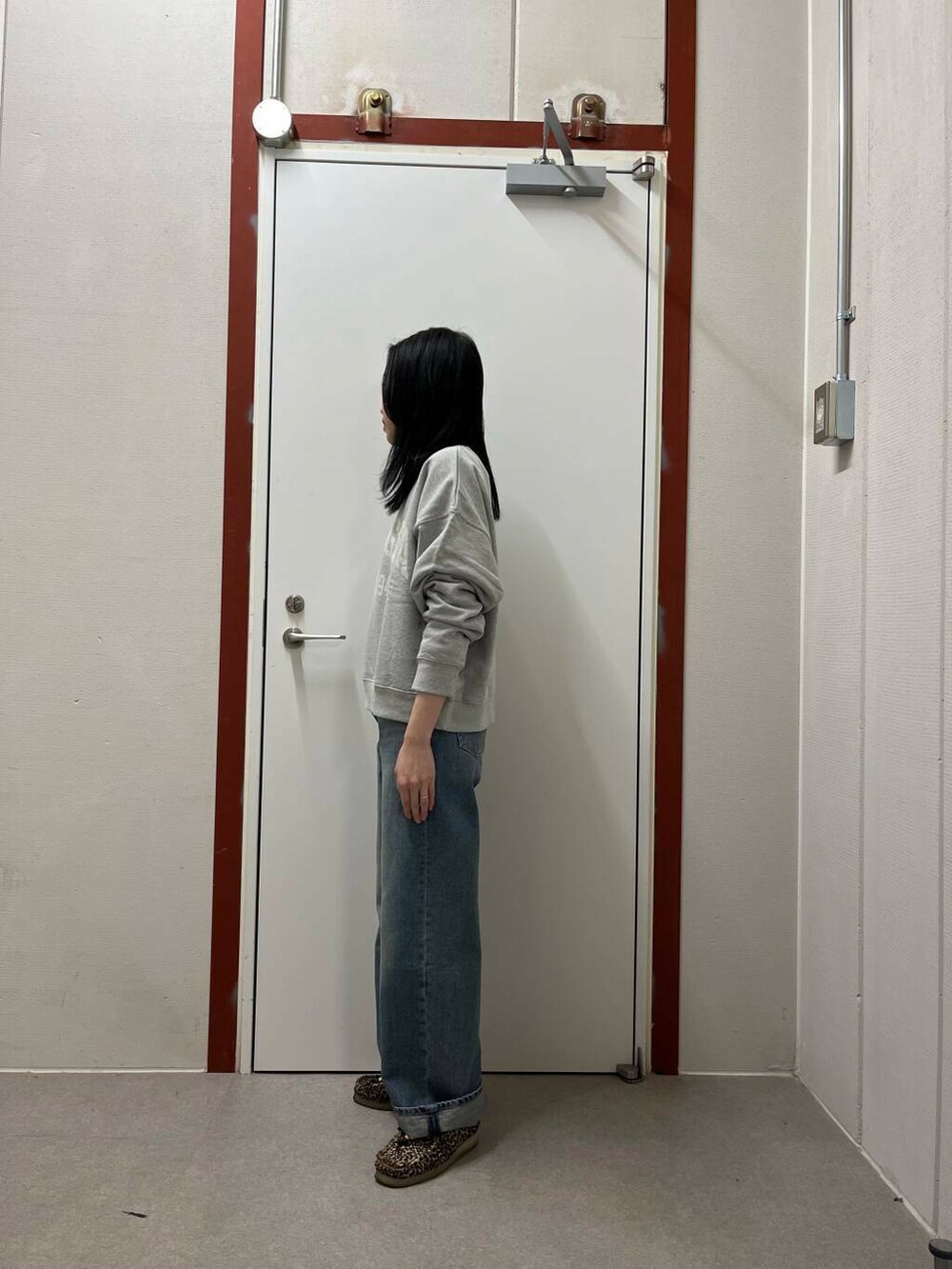 その他のブーツ、グレー系のスウェットを着用したレディースの冬コーディネートの2枚目の写真