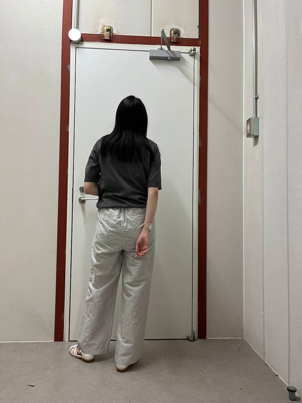 「FORK&SPOON、newarrival、doors」｜「URBAN RESEARCH DOORSのグルカサンダル（サンダル、ホワイト系）」を使った、pyonさん（レディース・161cm）の春コーディネートの3枚目の写真