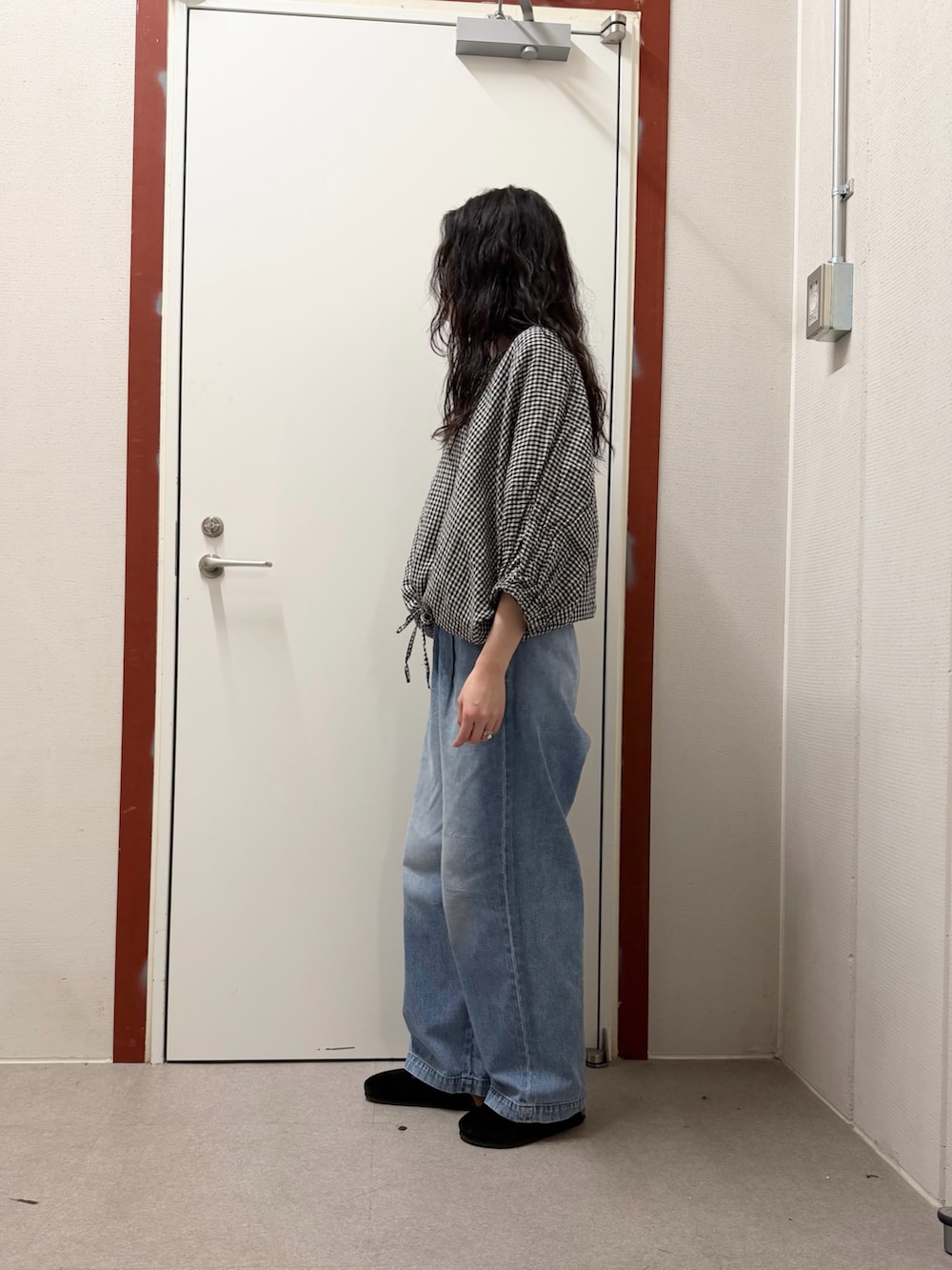 その他のシャツ/ブラウス、ブルー系のデニムパンツ、ブラック系のサンダルを着用したレディースの春コーディネートの2枚目の写真