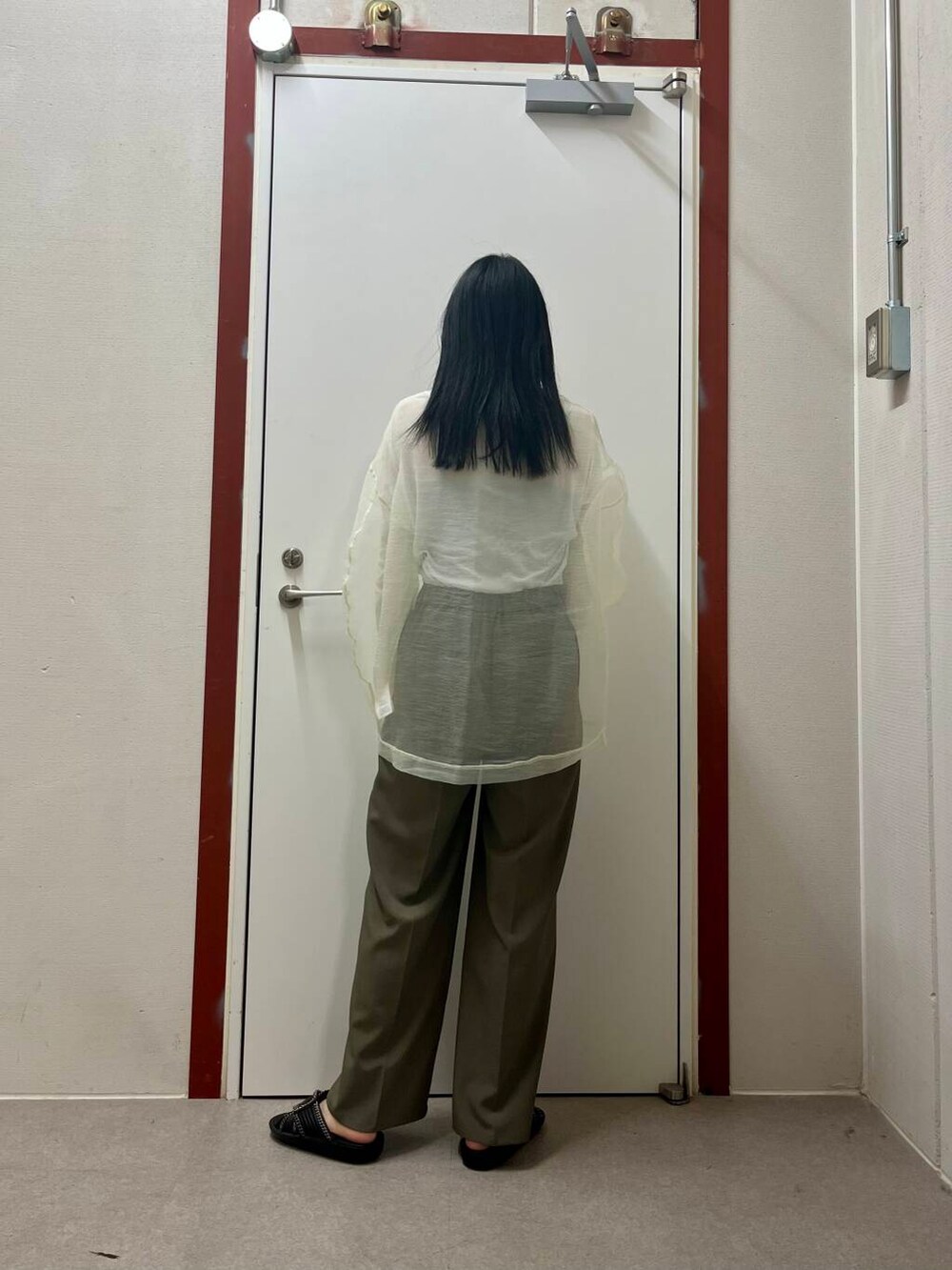「newarrival」｜「URBAN RESEARCHのストレッチタックスラックス（その他パンツ、グリーン系）」を使った、pyonさん（レディース・161cm）の春コーディネートの4枚目の写真