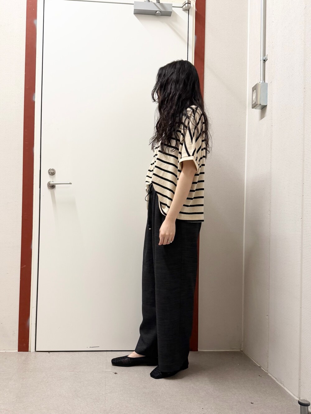 ホワイト系のTシャツ/カットソー、グレー系のその他パンツ、ブラック系のバレエシューズを着用したレディースの夏コーディネートの2枚目の写真