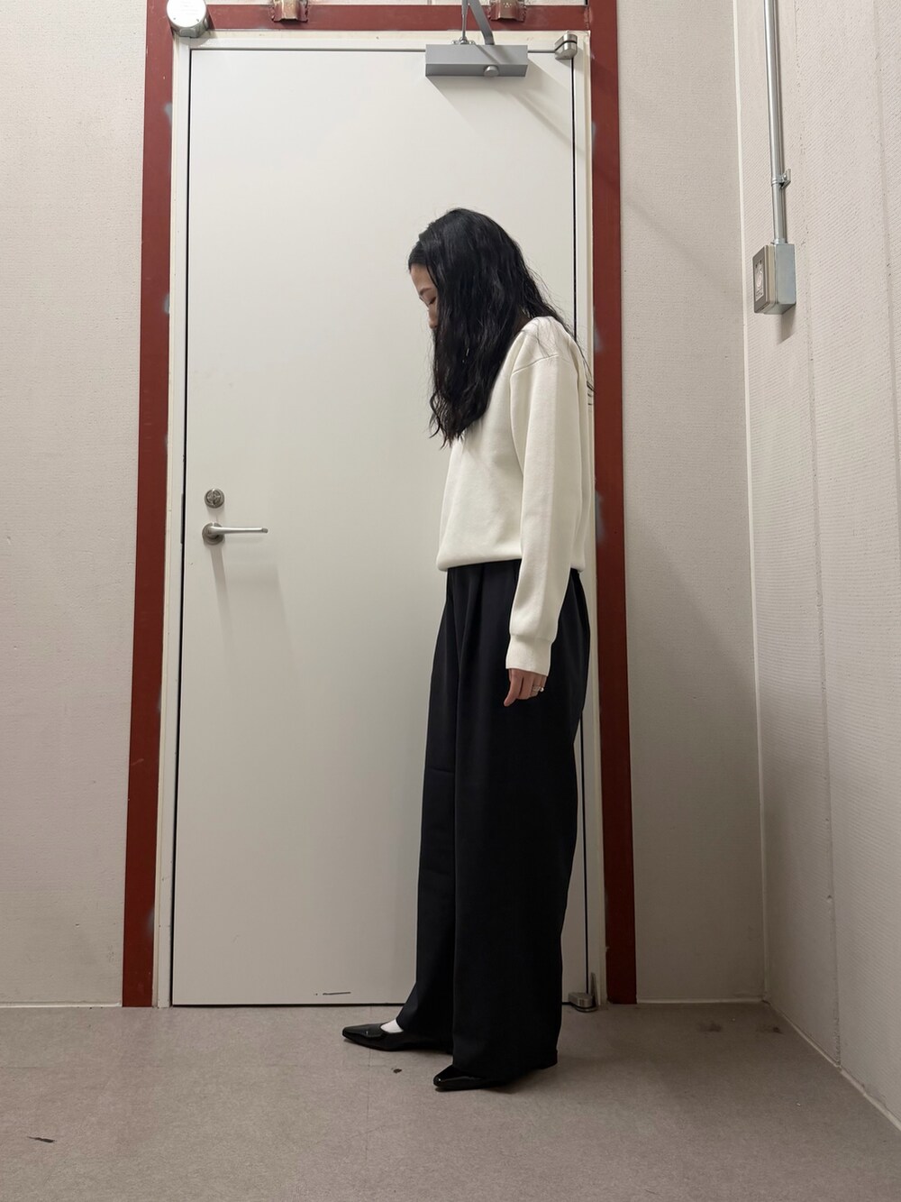 ホワイト系のニット/セーター、ブルー系のその他パンツを着用したレディースの冬コーディネートの2枚目の写真