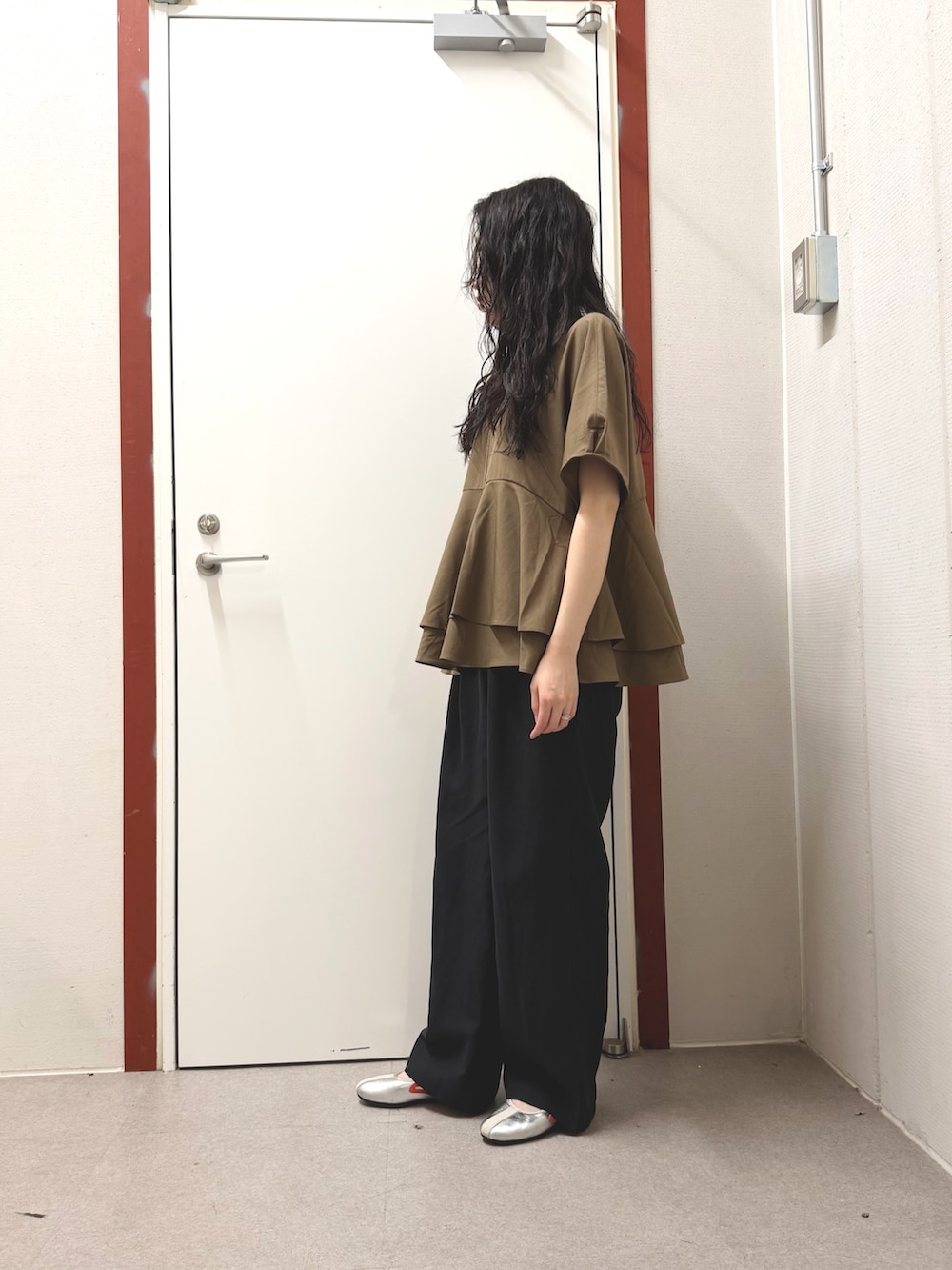 ブラウン系のシャツ/ブラウス、ブラック系のその他パンツを着用したレディースの夏コーディネートの2枚目の写真