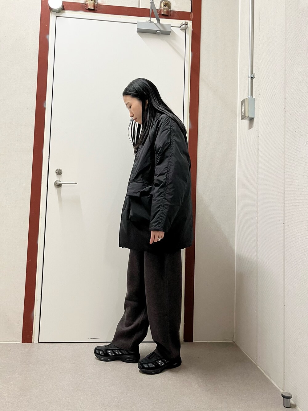 ブラウン系のその他パンツ、ブラック系のその他アウター、ホワイト系のシャツ/ブラウスを着用したレディースの秋コーディネートの2枚目の写真