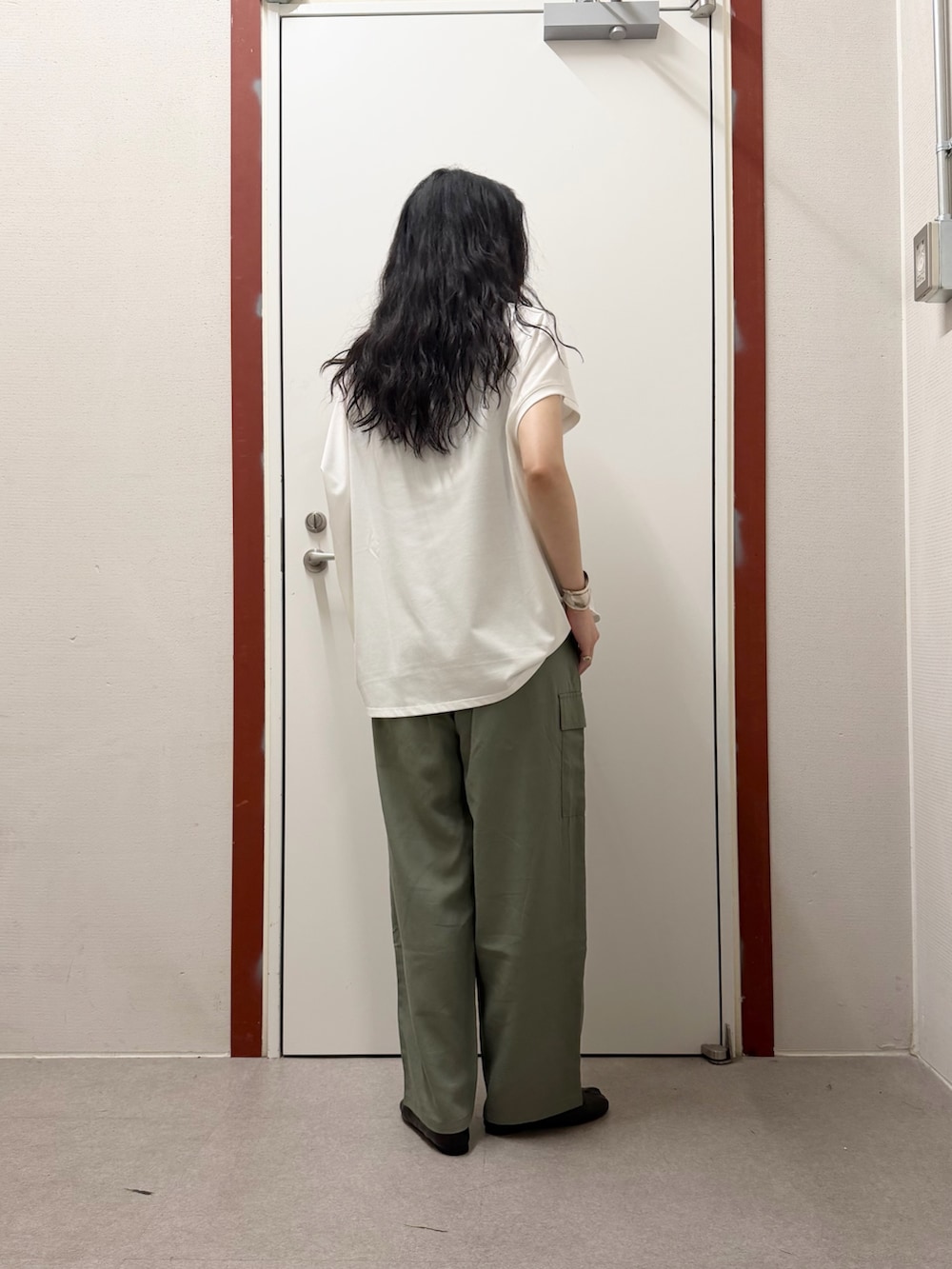 ホワイト系のTシャツ/カットソー、グリーン系のその他パンツを着用したレディースの春コーディネートの3枚目の写真