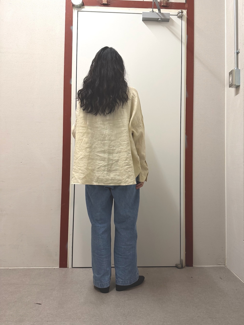 イエロー系のシャツ/ブラウス、ブルー系のデニムパンツを着用したレディースの春コーディネートの3枚目の写真