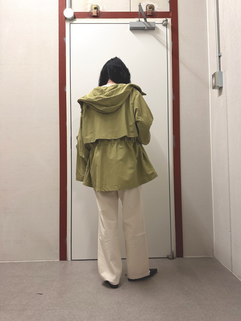 グリーン系のマウンテンパーカー、ベージュ系のその他パンツを着用したレディースの春コーディネートの3枚目の写真